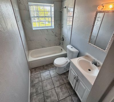 Bathroom with tub and vanity in a 2-bedroom Metairie home