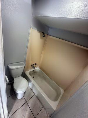 Bathroom with tub in a 1-bedroom New Orleans East home