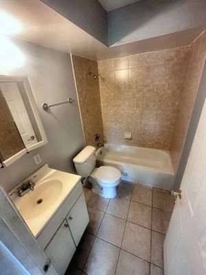 Bathroom with tub and vanity in a 1-bedroom New Orleans East home