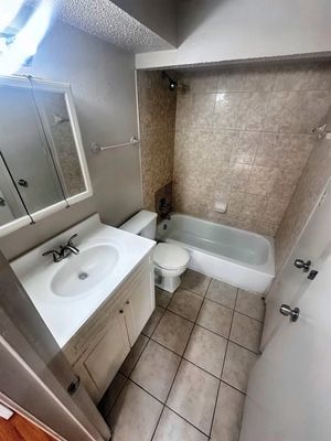 Bathroom with tub and vanity in a 1-bedroom New Orleans East home